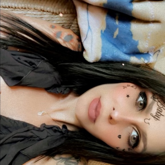 Meet your Posher, Renee - Picture 1 of 2